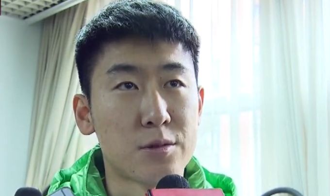 黑川想矢和柊木阳太两位小演员穿过人迹罕至的树丛，在桥洞附近找到了一段废弃的电车车厢，并在里面建立起了属于自己的“秘密基地”。