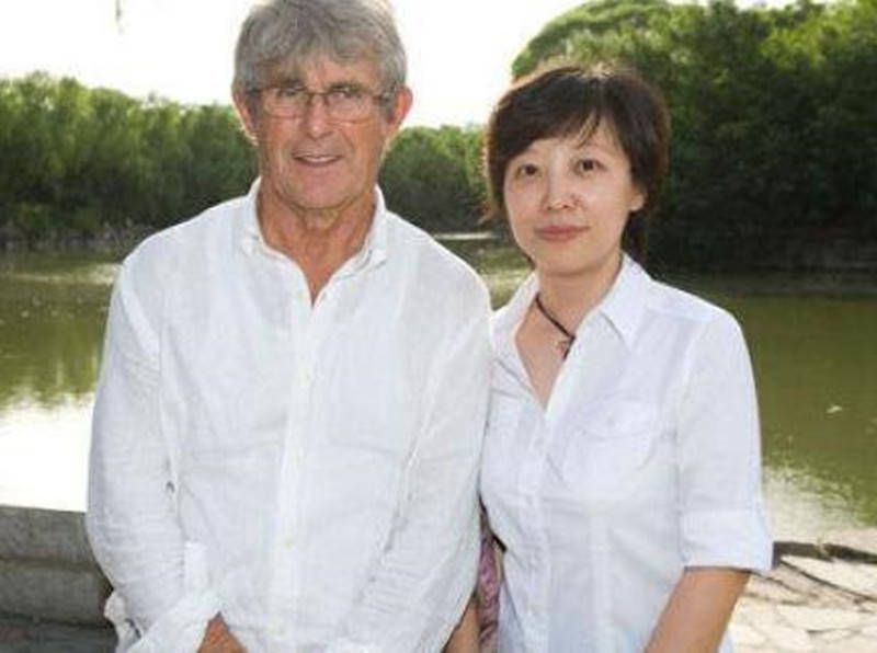 “到了现场，因为不是用母语去演，又演一个跟自己有一定距离的角色的时候，临时有了一些想法就不知道该怎么表达，所以特别需要准备”。