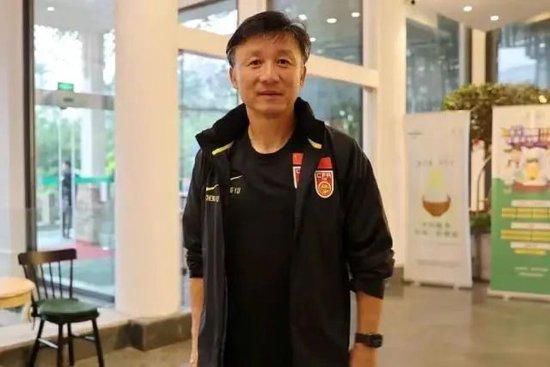 为配合影片宣传，作为片中灵魂角色的机器人“T-800 李秉宪加盟新《终结者》 再度合作阿诺4月开机 2014-04-01 据外媒报道，备受关注的动作片《终结者：创世纪》日前曝光首批演员阵容：李秉宪、《纸牌屋》女星桑德琳·霍尔特、《广告狂人》男星迈克尔·盖拉迪斯将加盟，不过他们各自饰演的角色信息尚未公布。