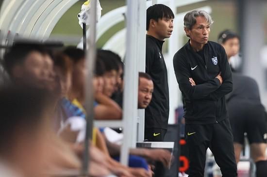 日前，这部将于今年五月中旬全面“怒放”的影片公开了一款“极度敏感”的制作特辑，“如果你遇到这种事，你是会说出 “二手玫瑰”献唱《人生大事》宣传曲《上天堂》 2022-03-15 51岁德普为28岁美艳小女友庆生 手握玫瑰赠佳人 2014-04-23 扮的德普还手拿一支红玫瑰赠与佳人，看起来年过五十、已经经历四次订婚的德普大叔面对美艳的小女友，依然心甘情愿制造浪漫博其欢心。