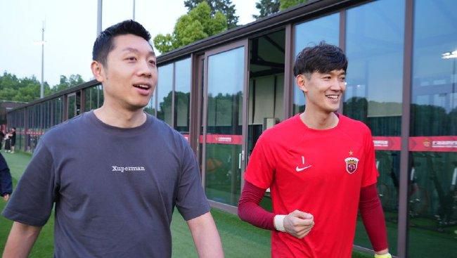 点击链接收看：张晓龙、赵奕欢舞动魅力净月潭 在森林浴场放飞自我肆季南河19：00入夜的长春烟火气开始沸腾，曾经的伊通河畔，如今已成为年轻人的造梦乐园。