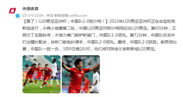 照片中，汤姆·哈迪对着墙上的野狼涂鸦做出撕咬的动作，想要在气势上压倒对方。
