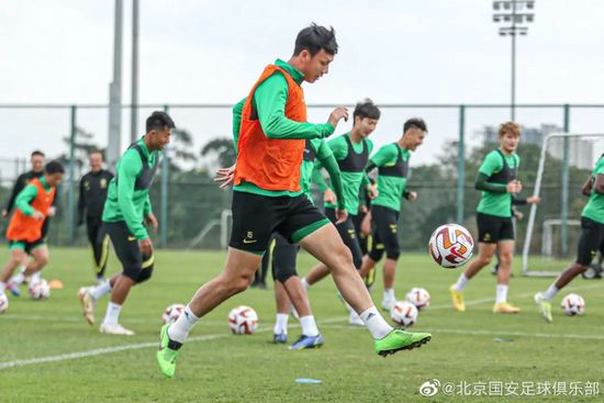 维密超模坎蒂丝海滩拍大片 撩发扭身露火辣线条 2013-11-25 近日，维密超模坎蒂丝·斯瓦内普尔在海滩拍摄内衣大片，她身穿性感内衣，在阳光下沙滩上撩动秀发，摆弄身姿，尽情散发着自己的美丽。