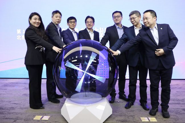 这些天使为了保护人类，以人类的形态生活着，他们要与沉睡数千年后苏醒的邪恶势力展开一场浩大的战斗。