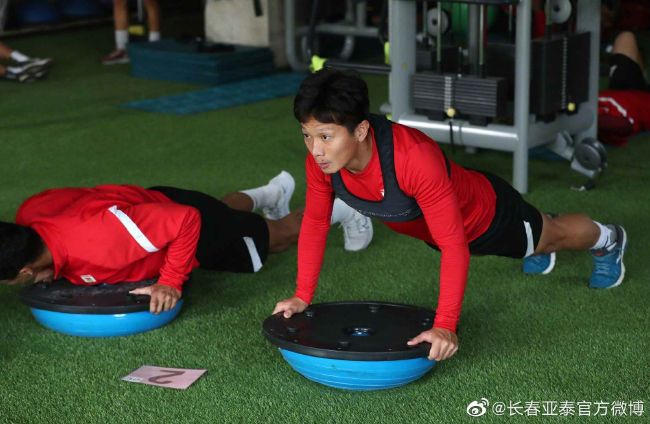 照片中，林允颠覆其青春活力的荧幕形象，成功演绎成熟冷艳的高贵气质，眼神魅惑中展现其希腊雕塑感十足的知性魅力。