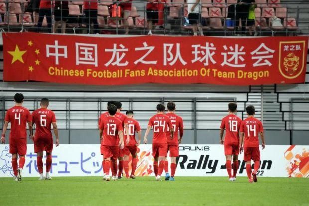 除了与粉丝签名合影、亲密互动之外，两位主创在现场也不时相互打趣。