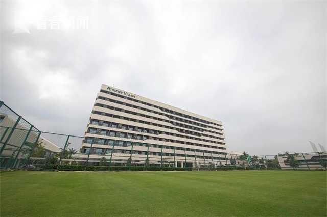 《中国医生》稳居冠军，单日票房7258万，累计票房截至发稿已达4.40亿，超过《1921》总票房暂列年度票房榜第15位。