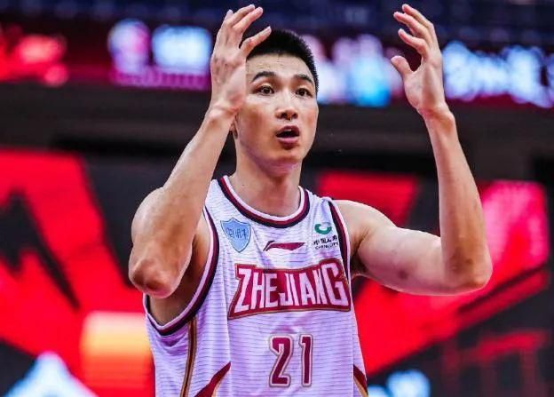续集的剧情细节尚未确定，但据报道，将讲述在传统杂志出版业衰落的背景下，米兰达（梅丽尔·斯特里普 饰）的事业开始走下坡路，而她曾经的小小跟班艾米丽（艾米莉·布朗特 饰），如今成为一家奢侈品集团的高管，拥有米兰达急需的广告资金。