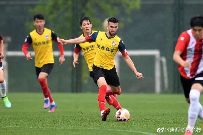 面对影迷签名、合影要求，梁朝伟亦一一答 章子怡凭《宗师》再获影后 表白王家卫：我等你 2014-03-07 3月6日，章子怡、王家卫、张家辉、麦浚龙等出席第20届香港电影评论学会大奖颁奖礼。