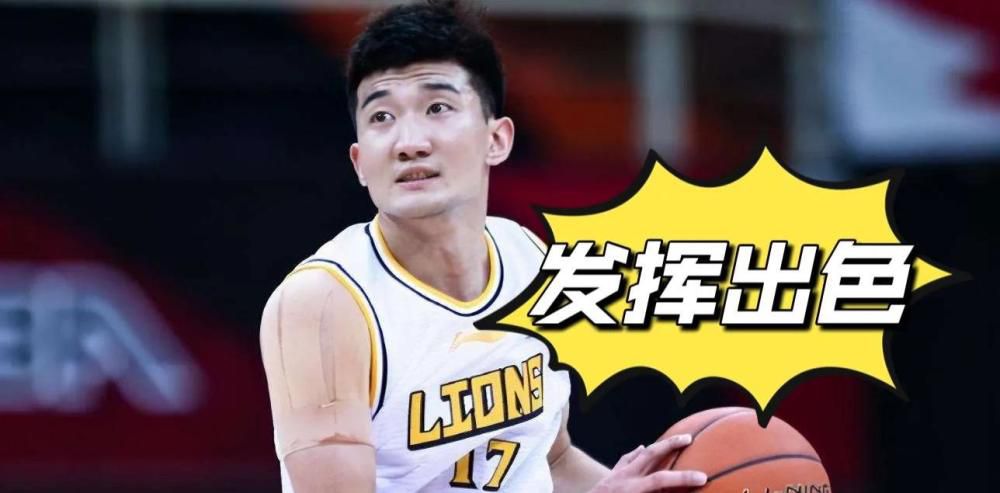 名媛帕丽斯·希尔顿身穿露胸白裙亮相尽显妖娆气质。