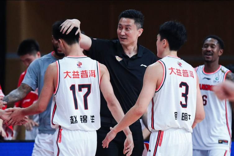 女主角莉莉·柯林斯以多套造型回归亮相，依旧是镜头前光鲜亮丽的时尚达人！