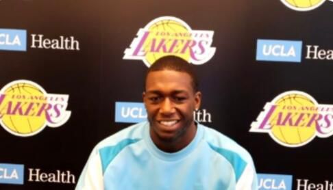 照片中，她头戴生日帽，双手合十许愿，状态气质在线。