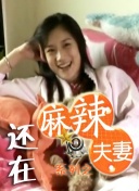 前“阿汤嫂”凯蒂带女出街 小苏瑞低头满脸忧郁 2013-12-12 当地时间12月11日，美国纽约，前“阿汤嫂”凯蒂·赫尔姆斯带女儿苏瑞出门，凯蒂牵着女儿的手，还替她拿着书包照顾有加，而打扮得如公主一般的小苏瑞却始终低着头没有笑容，看起来一脸不高兴。