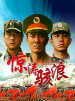 由时尚摄影教父马里奥·特斯蒂诺亲自为二人操刀的时尚平面大片现场曝光，将两位好莱坞国 新版《傲慢与偏见》首曝剧照！