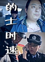 安妮斯顿在片场面容憔悴，疤痕明显，与平日里光彩照人的形象差距甚远。