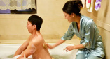 为什么他喜欢用订书机、圆珠笔、甚至平底锅打架？