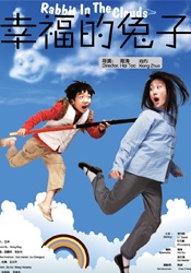 浅绿色长裙和红色兔子图案开衫色彩碰撞，又让陈都灵多了一分俏皮感。