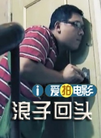 老牌影星迈克尔·道格拉斯与前妻凯瑟琳·泽塔-琼斯自去年离婚后，首度公开牵手亮相，在媒体面前大玩深情对视。