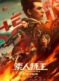 斯嘉丽身穿黑色蕾丝镂空裙，脚踩黑色高跟鞋，性感女神风采不言而喻。