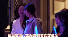 老牌影星迈克尔·道格拉斯与前妻凯瑟琳·泽塔-琼斯自去年离婚后，首度公开牵手亮相，在媒体面前大玩深情对视。