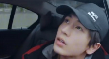 在该建筑中，名为“I Am Here”的首个大型户外熊猫艺术装置最吸引人们的眼球，因为首批参与此设计的国际知名艺人包括张曼玉、杜 刘嘉玲、张曼玉同场美艳捞金 昔日情敌避而不见 2013-10-24 10月23日晚，女星刘嘉玲、张曼玉、周冬雨、杜鹃、朱珠等人在上海出席某时尚活动。