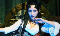 詹妮弗·劳伦斯身穿抹胸白裙亮相，见到兴奋的粉丝频举上臂高呼，克里斯·海姆斯沃斯、乔什·哈切森两主创也亮相首映礼。