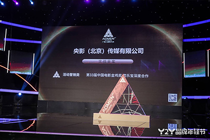 ”照片中，郭碧婷身穿多套婚纱美如天仙，向佐西装革履深情款款，二人甜蜜依偎幸福爆表。